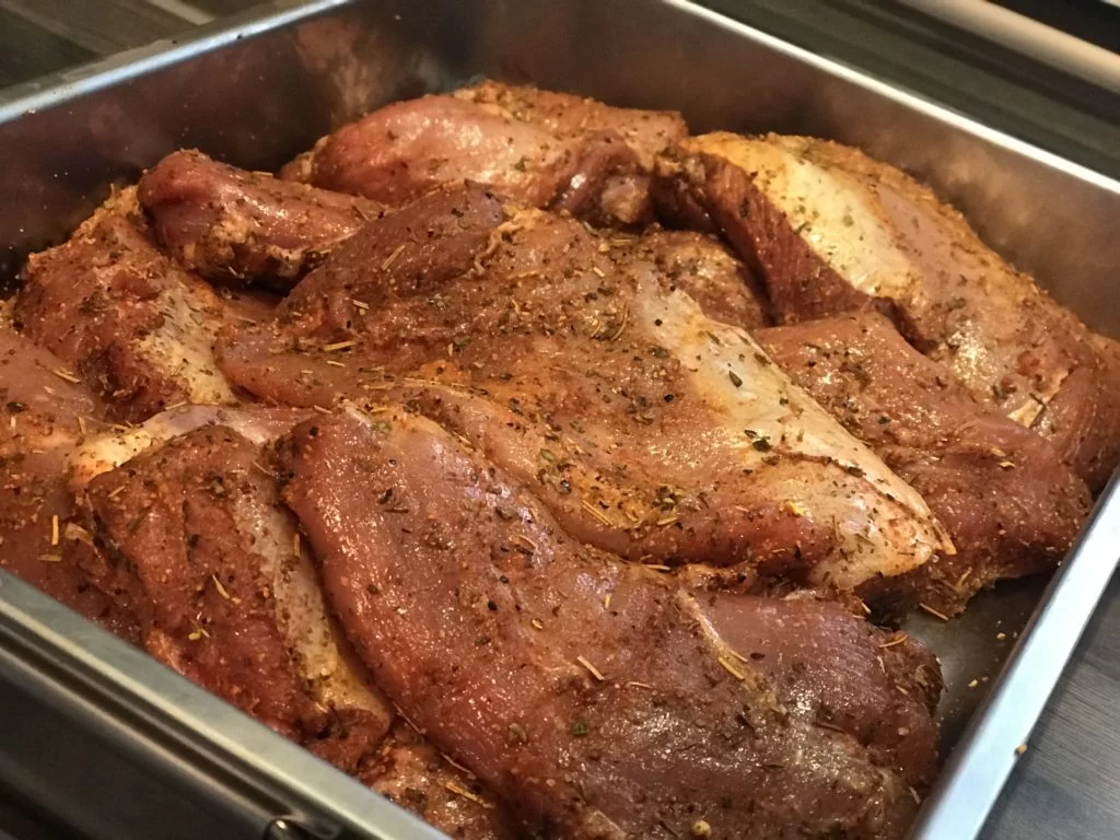 Das gewürzte Keulenfleisch für das schnelle Putengyros ohne Joghurtmarinade