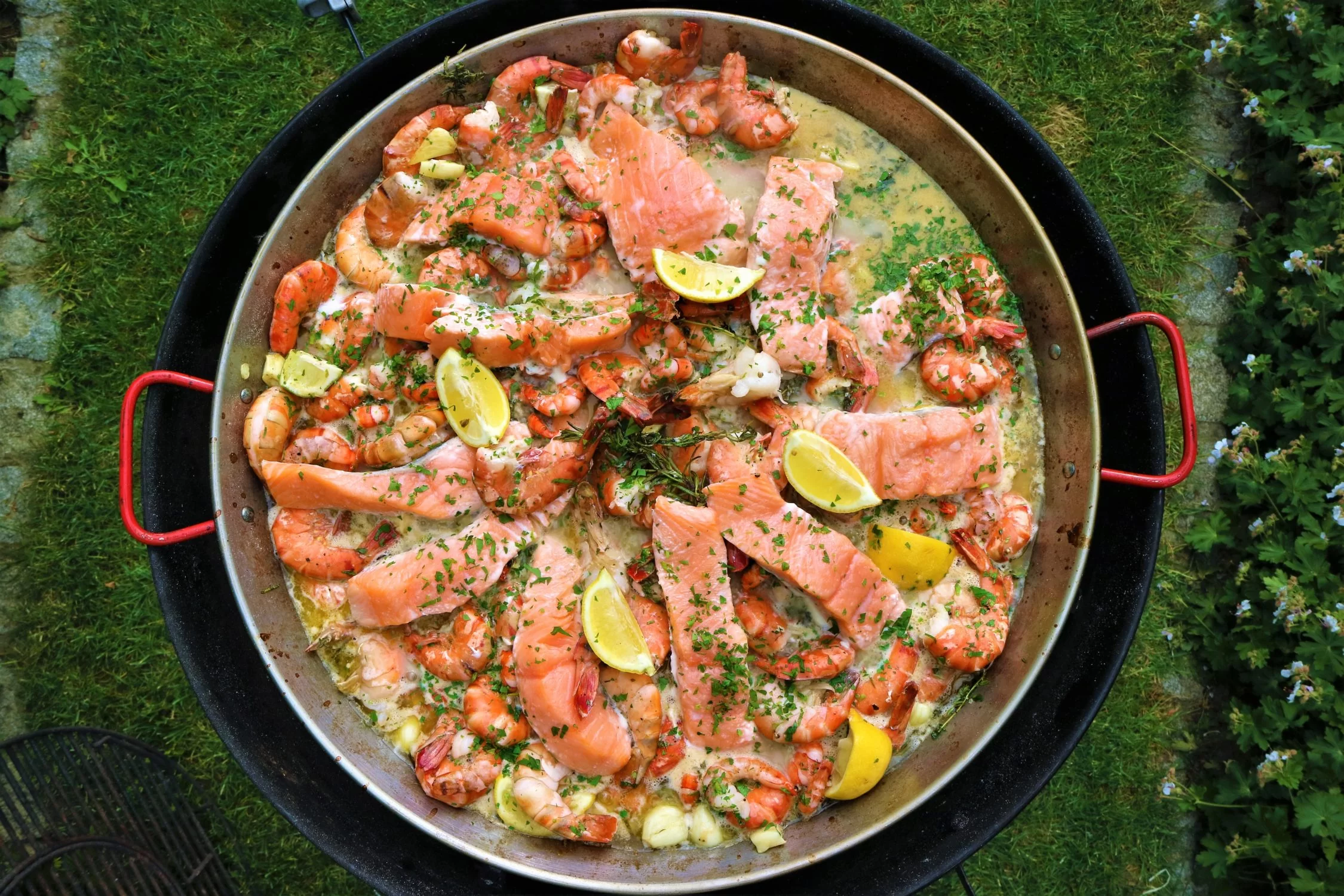 Mediterrane Fischpfanne mit Weißweinsauce