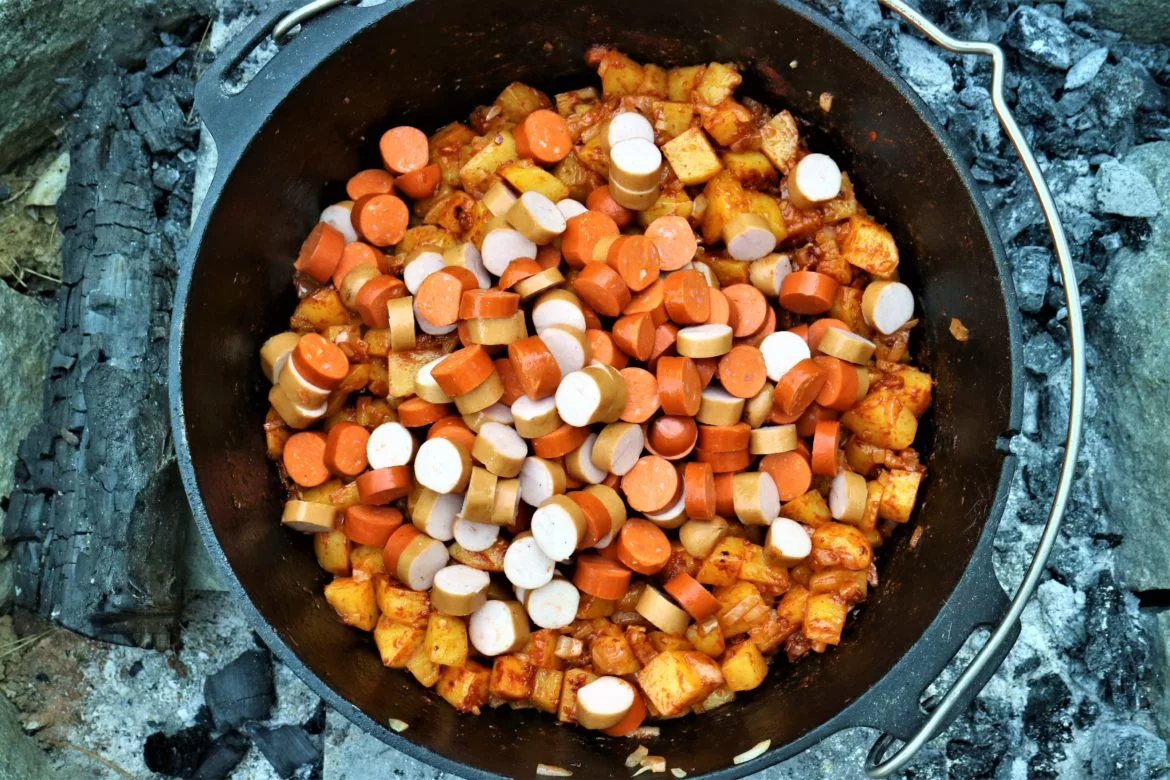 Erdäpfelgulasch aus dem Dutch Oven
