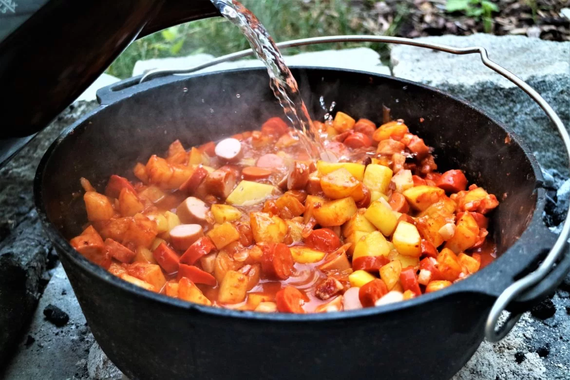 Erdäpfelgulasch aus dem Dutch Oven