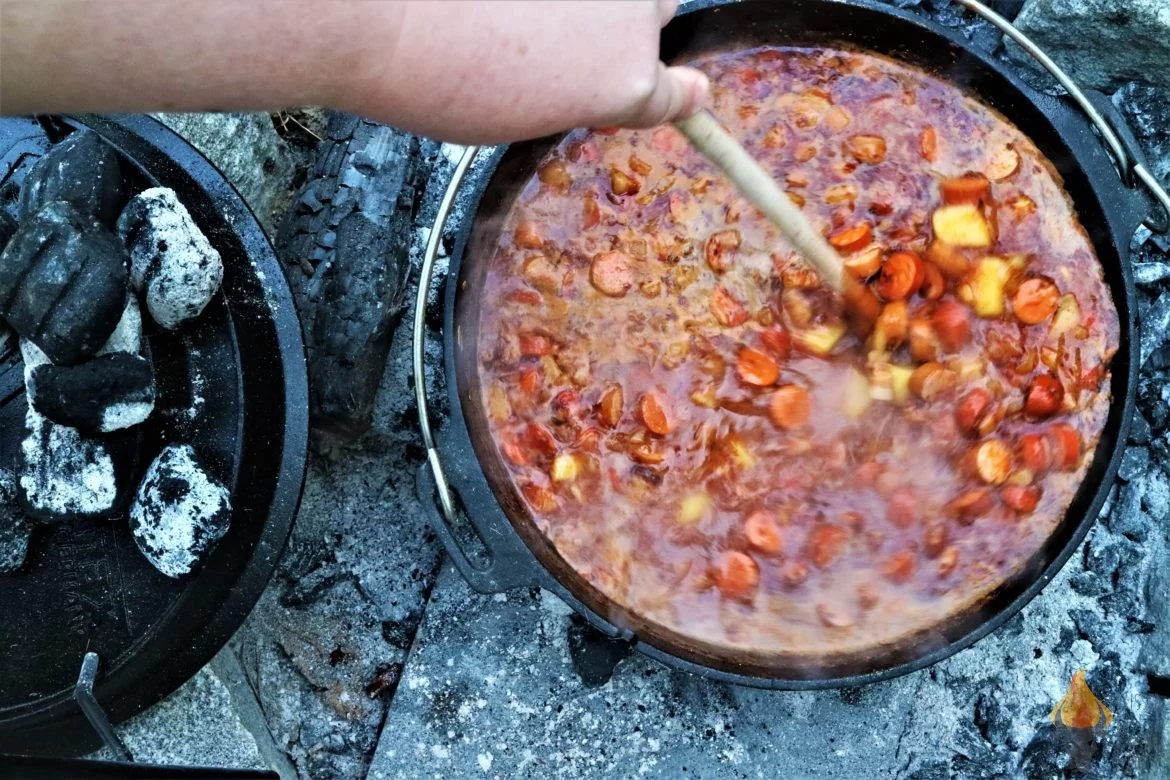 Erdäpfelgulasch aus dem Dutch Oven