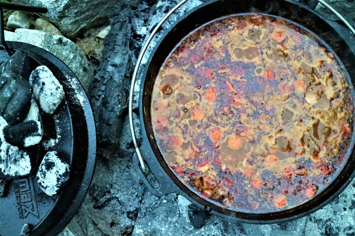 Erdäpfelgulasch aus dem Dutch Oven